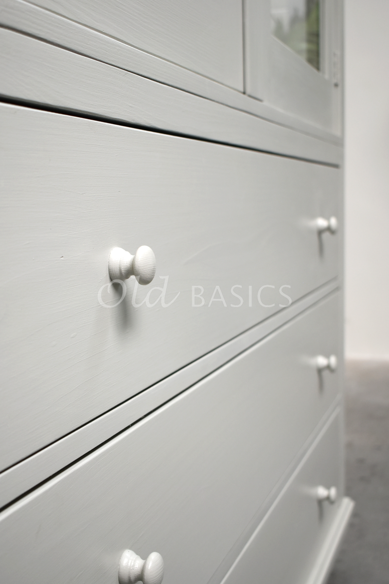 Detail van Zweedse vitrinekast, 2 deuren, RAL7032, grijs, materiaal hout